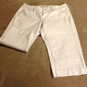 White Levi's Capri pants