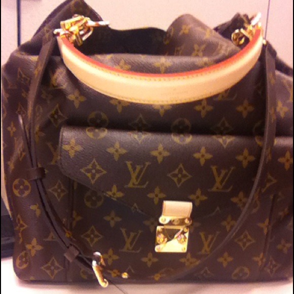 Used Louie Vuitton Metis...not going less then 1K