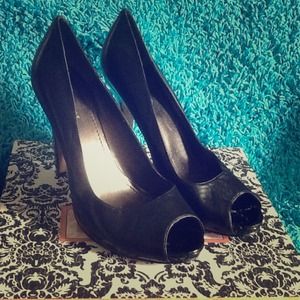 Black leather peep toe pumps