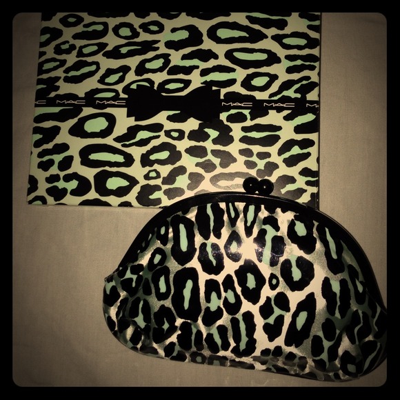 🔴Sold🔴Limited edition MAC leopard makeup bag