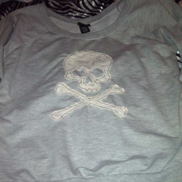3/4 skull sweater 💀