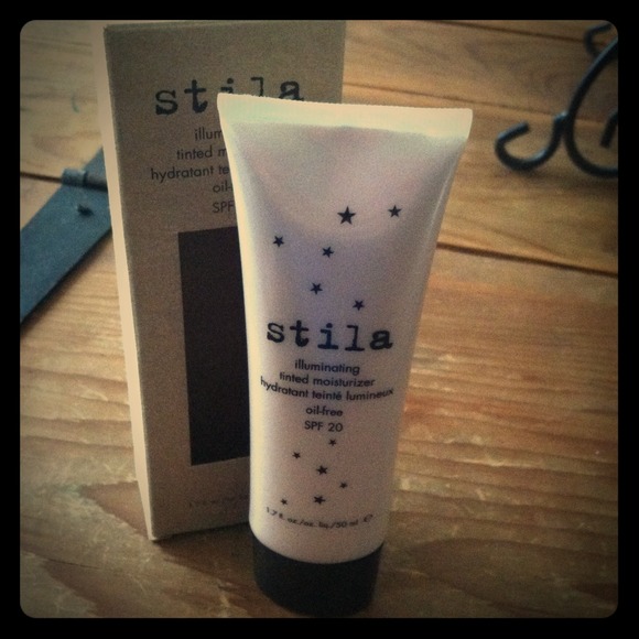 Stila Illuminating tinted Moisturizer