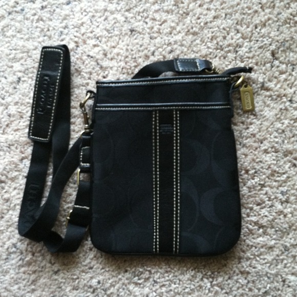 ❌TRADE❌Black over the shoulder purse