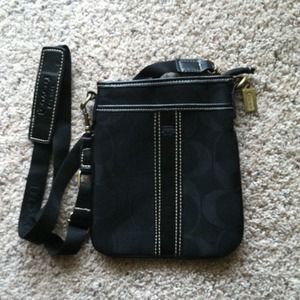 ❌TRADE❌Black over the shoulder purse