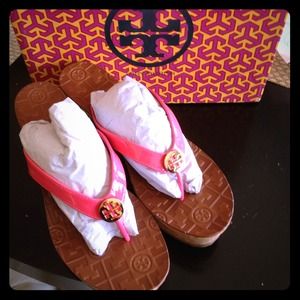 💯Authentic Tory Burch Thora Wedge Lipstick Pink