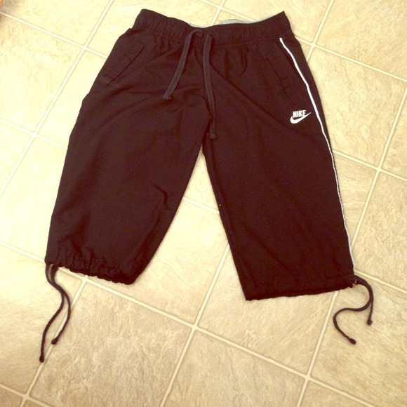 ⭐SOLD⭐Nike Capris - Picture 1 of 1