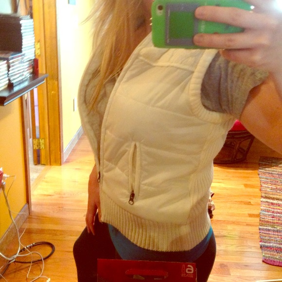 ⛔️sold NWOT white vest knit back