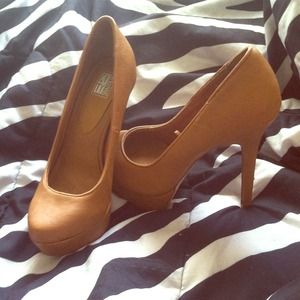 Leather pumps