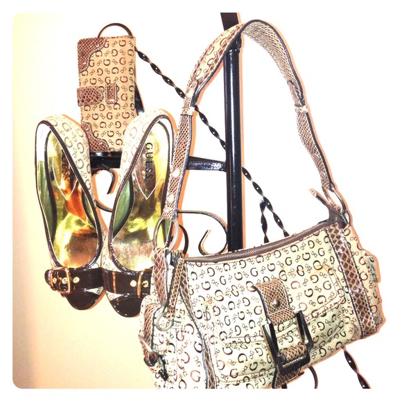 💢Sold !! 💢👜Guess Signature Handbag FREE WALLET