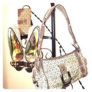 💢Sold !! 💢👜Guess Signature Handbag FREE WALLET