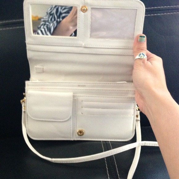 ⛔Sold⛔Nice little leather cross body. - Picture 2 of 4