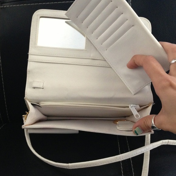 ⛔Sold⛔Nice little leather cross body. - Picture 3 of 4