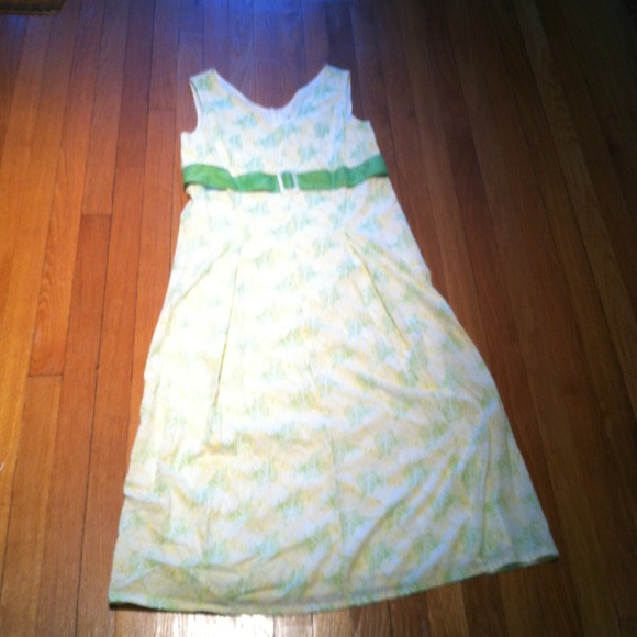 Beautiful mid-length sleeveless dress