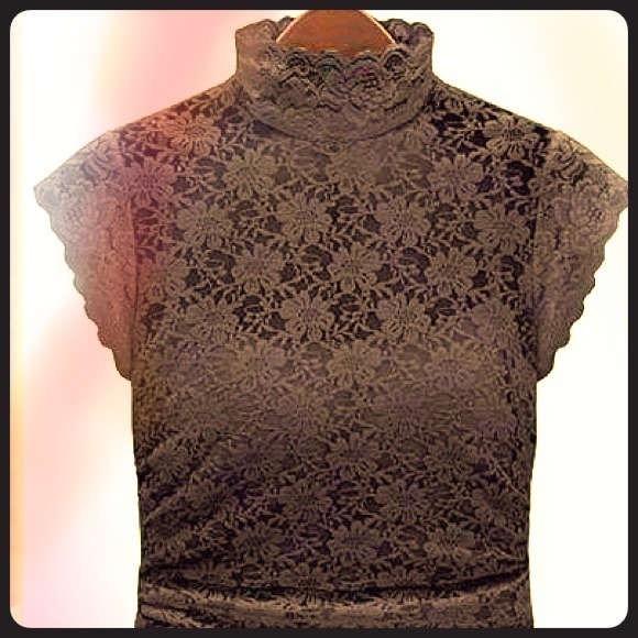 Black lace short-sleeved turtleneck