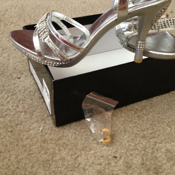 Silver Heels - Picture 2 of 3