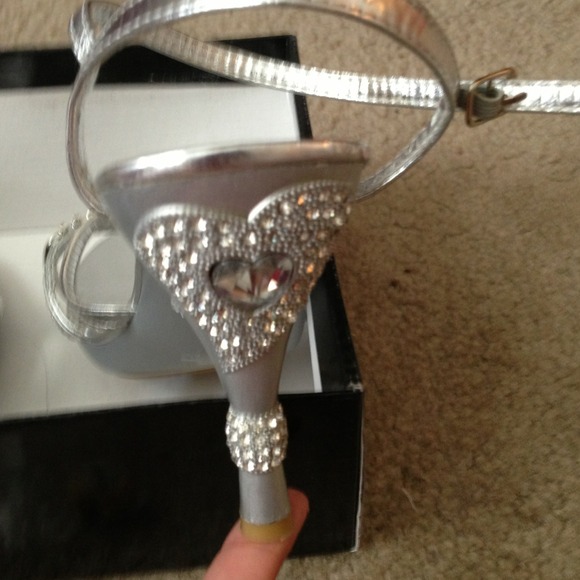 Silver Heels - Picture 3 of 3