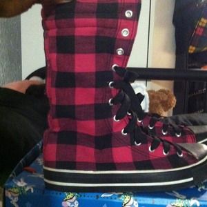 Pink/blk plaid high top sneaker