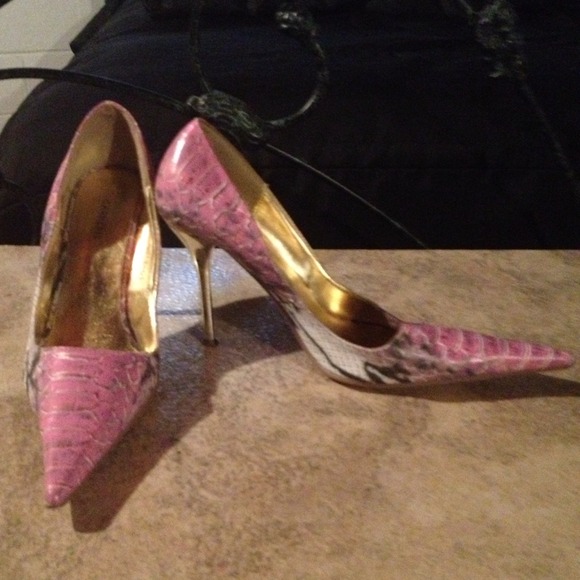 SOLD......Pink snake skin pumps