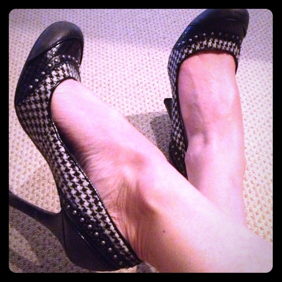 ✳✳SOLD✳✳Houndstooth pumps by Guess