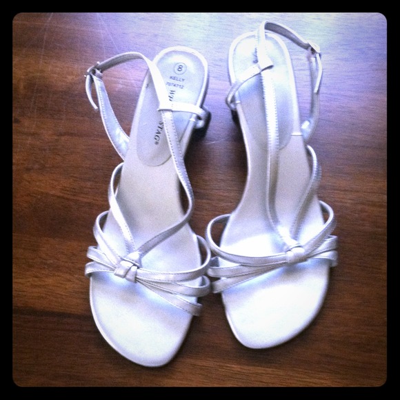 Sz 8 Silver strappy dress sandal