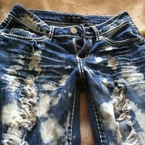 A new pair off ripped Capri jeans..