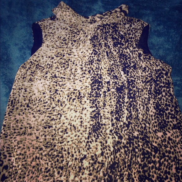 SOLD! NWT Jones NY  Print Top w Buttoned Back