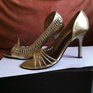 Gold pumps with open toes and stitch design