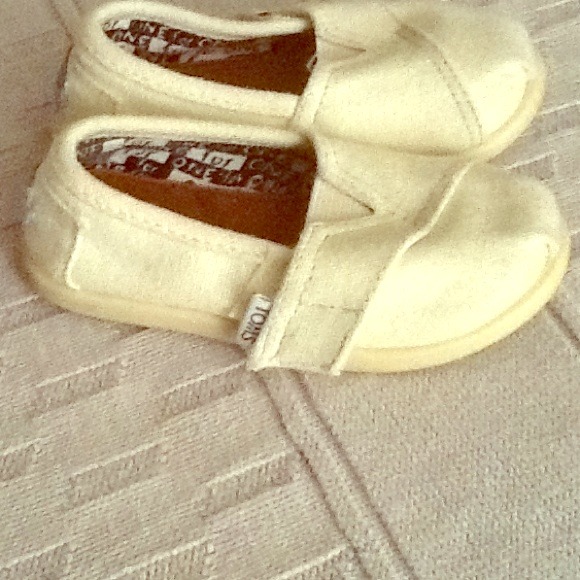 Off white tiny toms size 7T