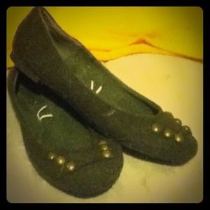 Flat shoes with straps on the front