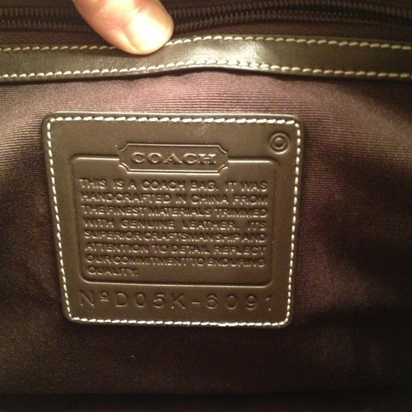 Authentic Coach signature handbag - Picture 4 of 5
