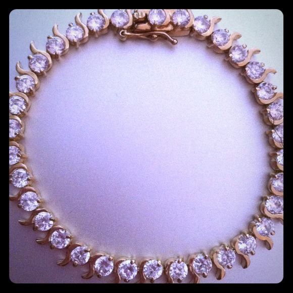 14 k gold bracelet .. Ladies