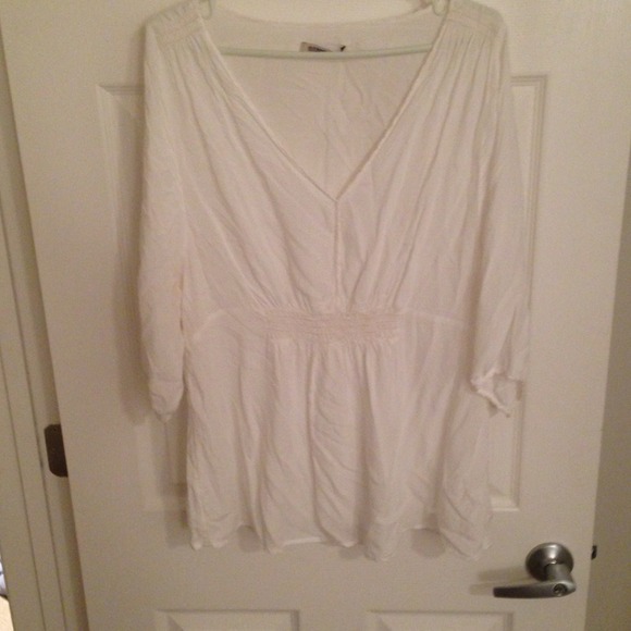 Sold in bundle ✨ White rayon v neck shirt!