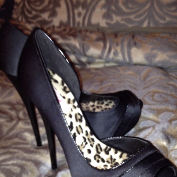 ❗Sold locally ❗️Size 6 1/2 but fit like 7 - Picture 2 of 2