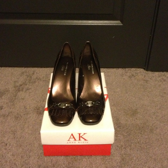 Anne Klein bronze heel