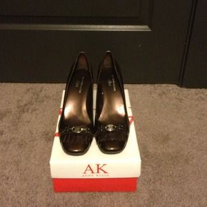 Anne Klein bronze heel
