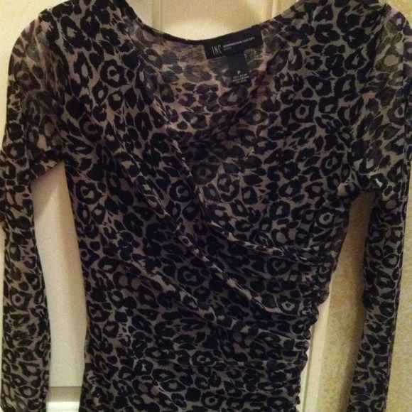 Black and gray animal print v-neck top. Petite.