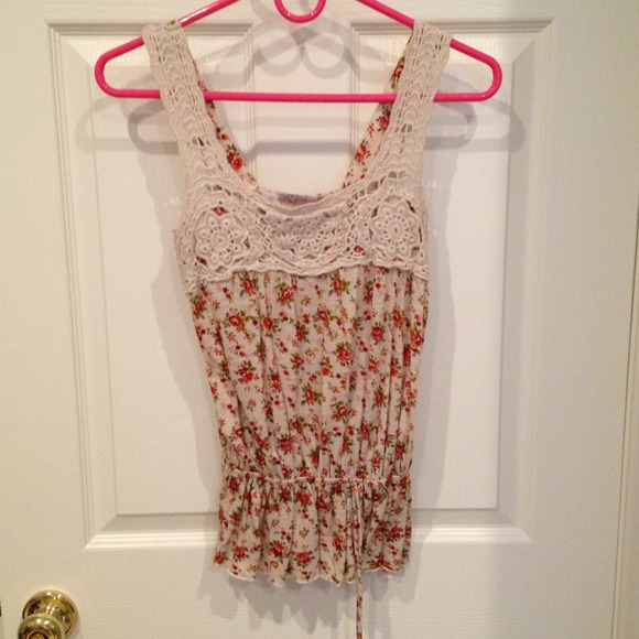 ❌SOLD❌NWOT Floral tank top