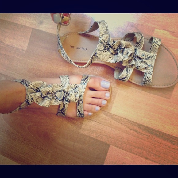 THE LIMITED- sz.8- Tan Snake Skin Sandal