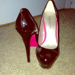 Shoe dazzle signature black pump. Pink bottoms.