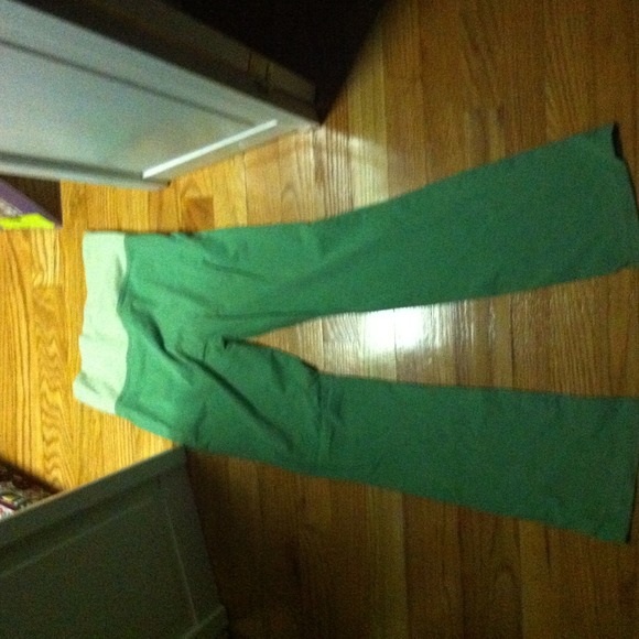 Green yoga pants that are so adorable!😘