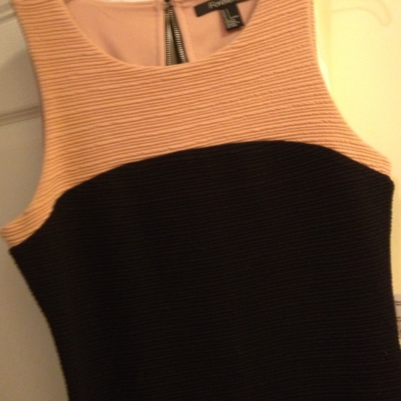 Textured Colorblock Dress - Picture 4 of 4
