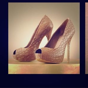 Jennifer Lopez nude pump.