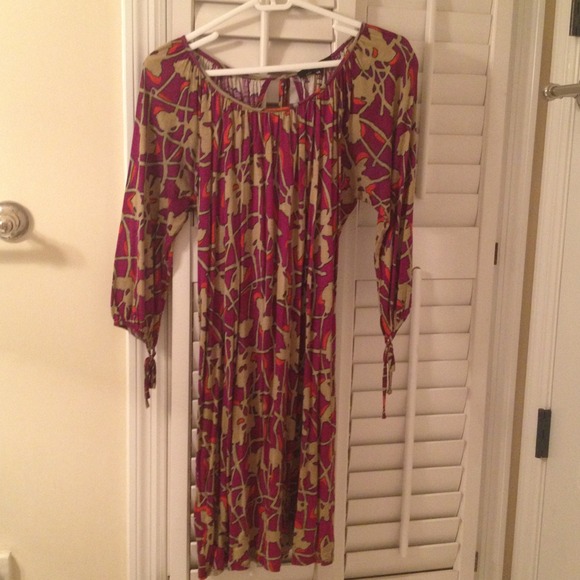 Very cute open back t-bags dress!