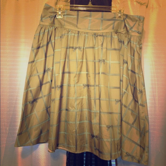 Bow-patterned flowy skirt