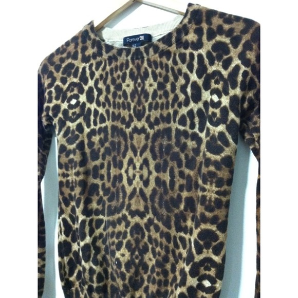 ⚡️SOLD⚡️CUTE ANIMAL PRINT sweater top size small - Picture 2 of 2