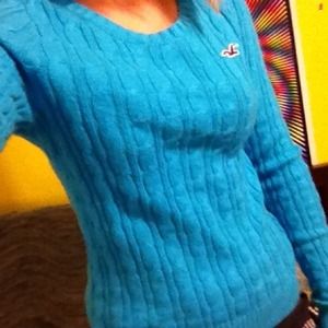 Strechable blue sweater and grey sweater