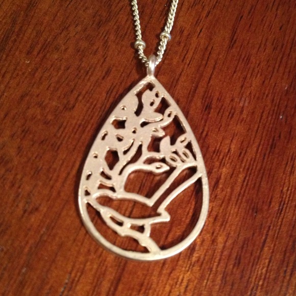 Jewelry - 🚫GIFTED🚫Pretty gold bird necklace