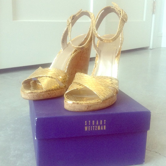 ⭐️HOST PICK!!⭐️Stuart Weitzman gold wedges