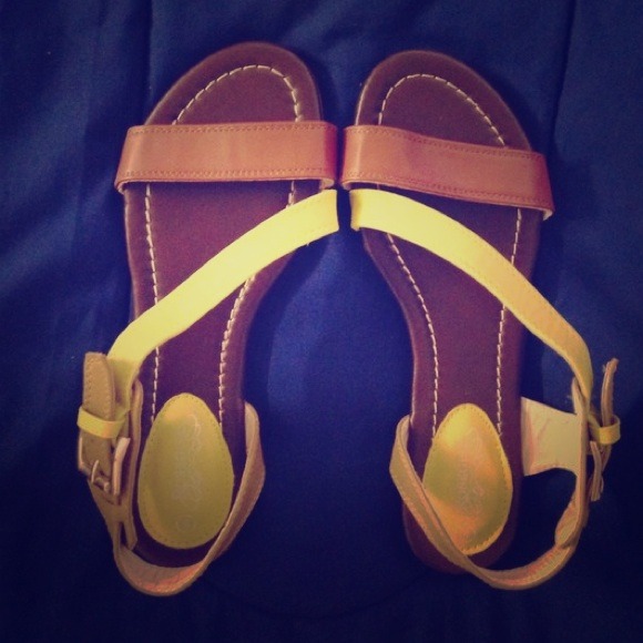 💢RESERVED💢Yellow and brown strapped sandals💕