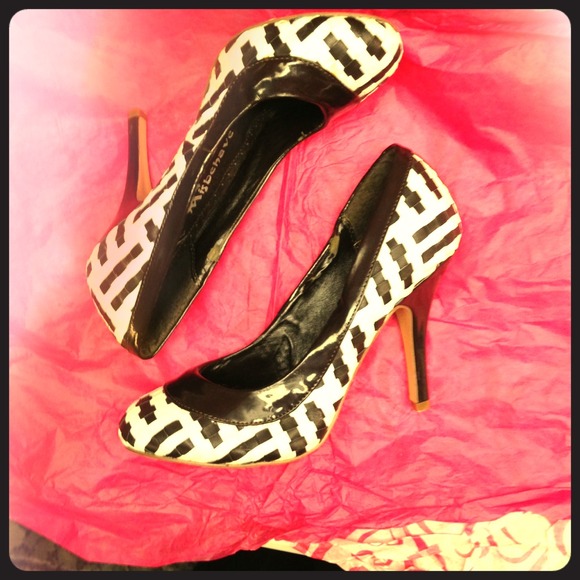 🌟TRADED🌟Chic black & white heels. Size 5